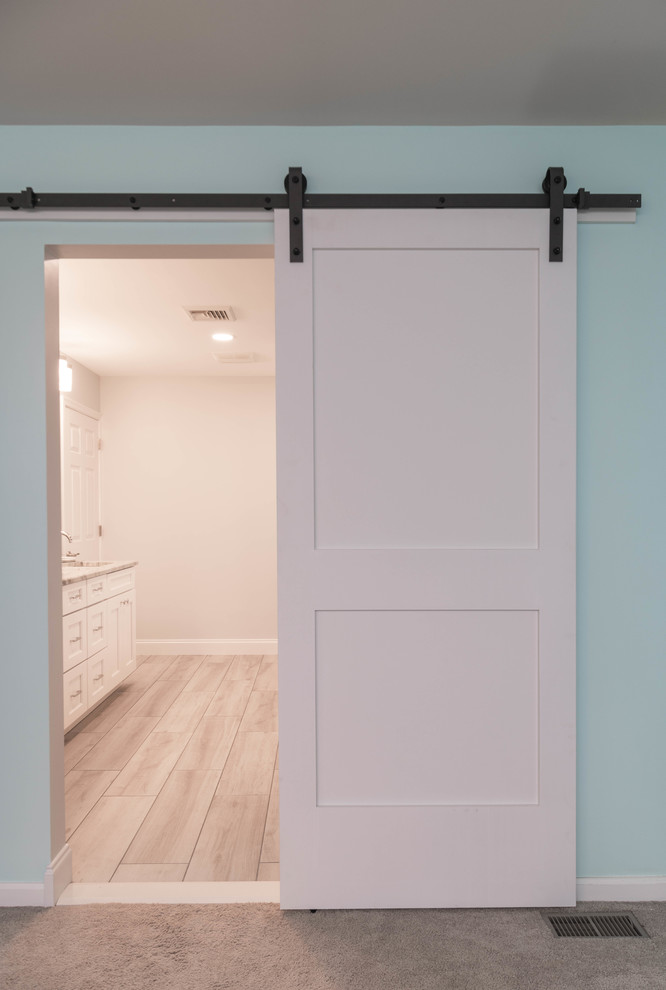 Пример оригинального дизайна: главная ванная комната среднего размера в морском стиле с фасадами с утопленной филенкой, белыми фасадами, открытым душем, унитазом-моноблоком, синей плиткой, керамической плиткой, серыми стенами, полом из керамогранита, врезной раковиной, столешницей из гранита, белым полом и открытым душем