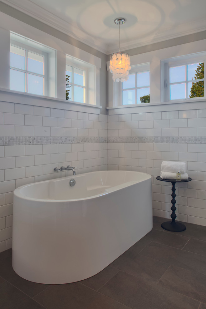 Modelo de cuarto de baño clásico con bañera exenta, baldosas y/o azulejos blancos y baldosas y/o azulejos de cemento