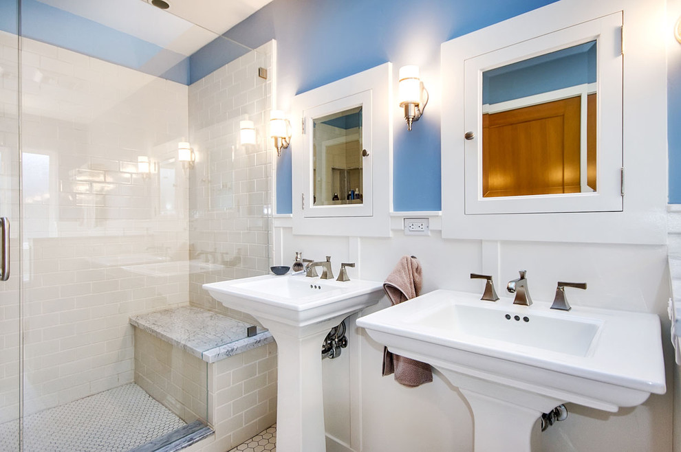 Modelo de cuarto de baño clásico con lavabo con pedestal y baldosas y/o azulejos de cemento