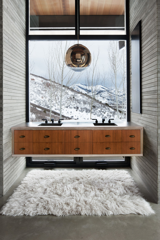 Стильный дизайн: большая главная ванная комната в современном стиле с плоскими фасадами, бетонным полом, монолитной раковиной, столешницей из бетона, фасадами цвета дерева среднего тона, серой плиткой, серыми стенами и серым полом - последний тренд