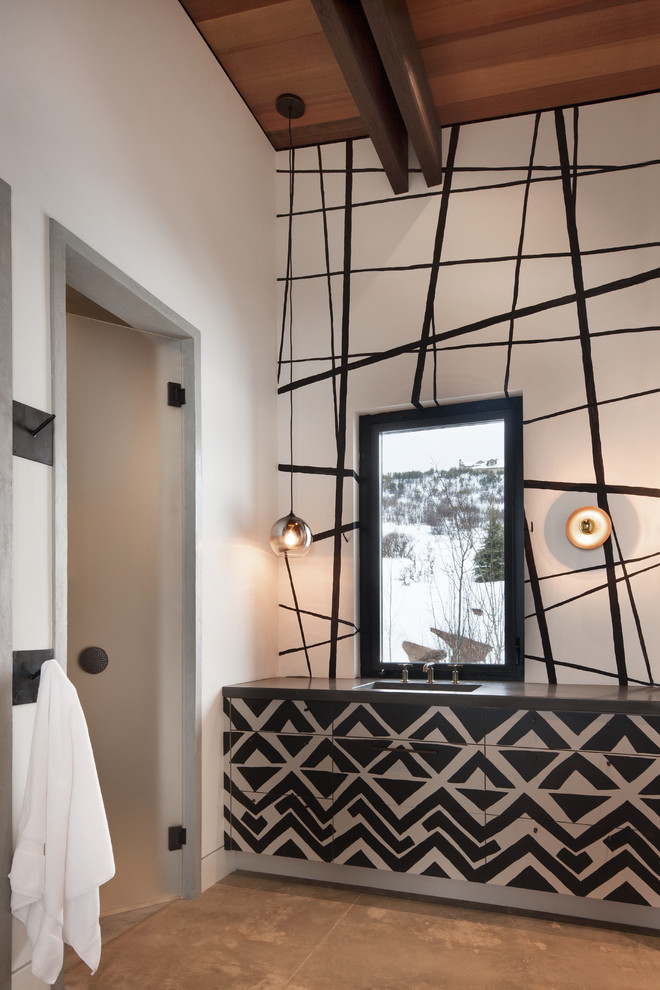 На фото: ванная комната среднего размера в современном стиле с плоскими фасадами, бетонным полом, монолитной раковиной, столешницей из бетона и бежевым полом с