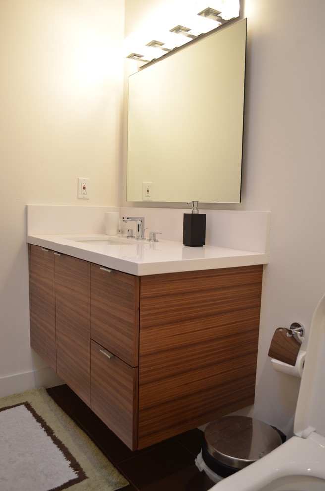 Foto di una stanza da bagno minimalista con lavabo sottopiano, ante lisce e ante in legno bruno