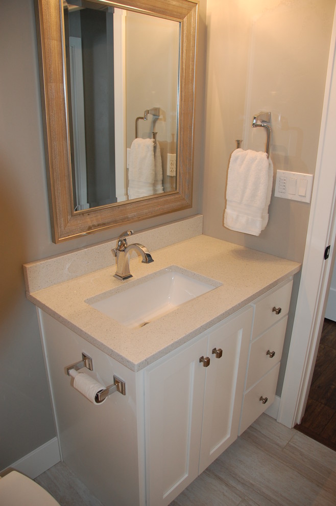 Foto på ett litet funkis badrum för barn, med skåp i shakerstil, vita skåp, beige väggar, klinkergolv i porslin, ett undermonterad handfat och bänkskiva i kvarts