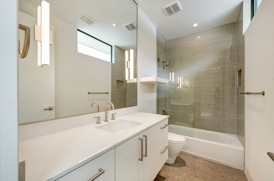 Свежая идея для дизайна: огромная ванная комната в стиле модернизм с врезной раковиной, столешницей из искусственного кварца, ванной на ножках, душем без бортиков, цементной плиткой, бежевыми стенами и бетонным полом - отличное фото интерьера