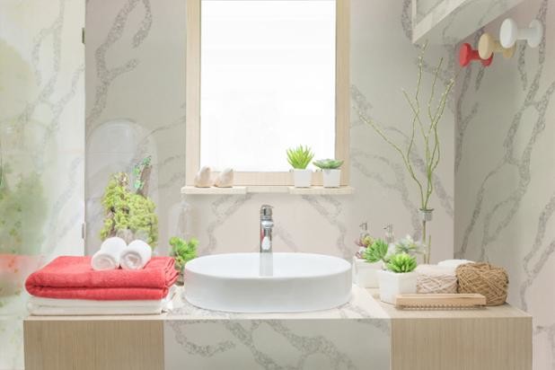 Идея дизайна: маленькая ванная комната в стиле модернизм с светлыми деревянными фасадами, настольной раковиной и столешницей из искусственного кварца для на участке и в саду