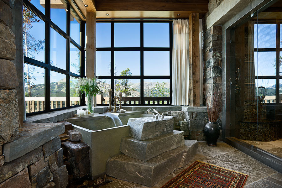 Свежая идея для дизайна: главная ванная комната среднего размера в стиле рустика с угловой ванной, душем в нише, черной плиткой, плиткой мозаикой, серыми стенами, полом из травертина, серым полом и душем с распашными дверями - отличное фото интерьера