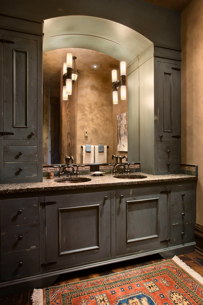 Свежая идея для дизайна: ванная комната в стиле рустика с врезной раковиной - отличное фото интерьера
