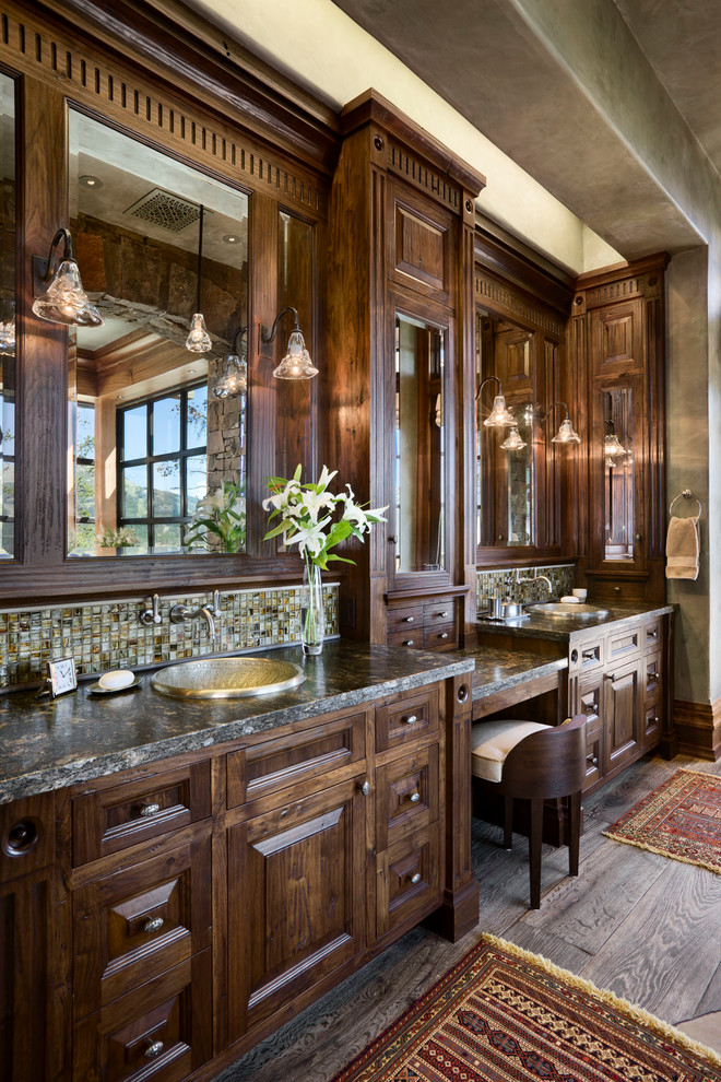Modelo de cuarto de baño rural con lavabo encastrado, armarios con paneles con relieve y puertas de armario de madera en tonos medios