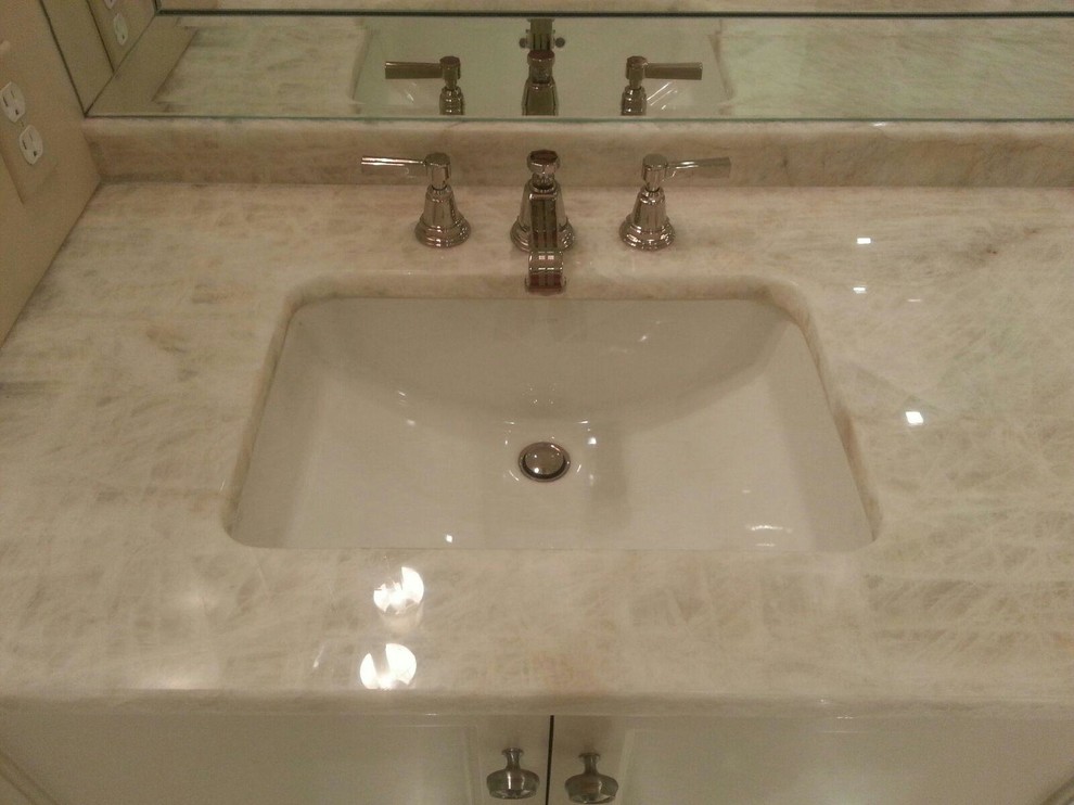 Immagine di una stanza da bagno chic con top in quarzite e pareti beige