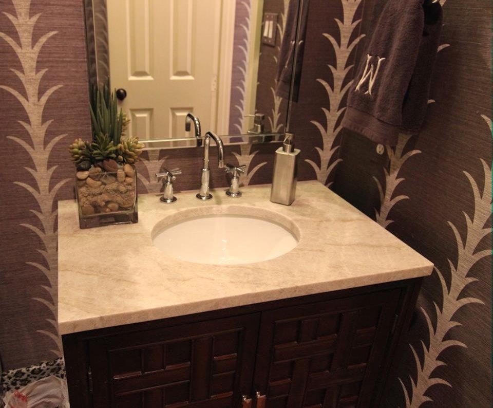 Стильный дизайн: ванная комната в современном стиле с столешницей из кварцита - последний тренд