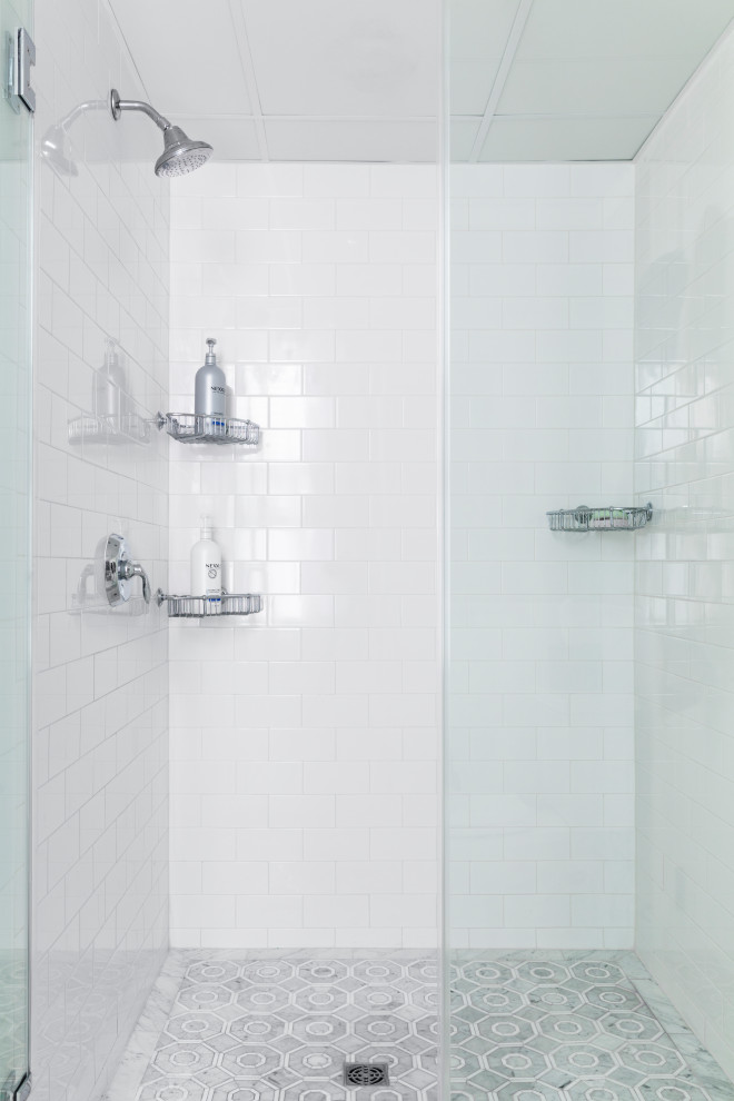Esempio di una piccola stanza da bagno con doccia classica con doccia alcova, piastrelle bianche, piastrelle diamantate, pareti bianche, pavimento in marmo, pavimento grigio e porta doccia a battente