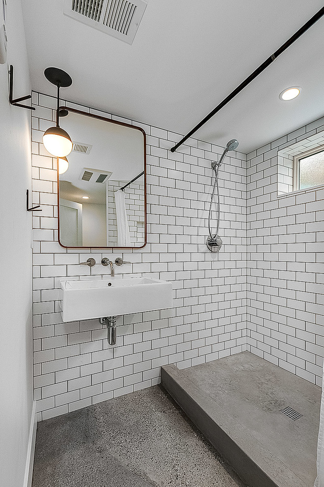 Kleines Industrial Duschbad mit Duschnische, weißen Fliesen, Metrofliesen, weißer Wandfarbe, Betonboden, Wandwaschbecken, braunem Boden und Duschvorhang-Duschabtrennung in Seattle