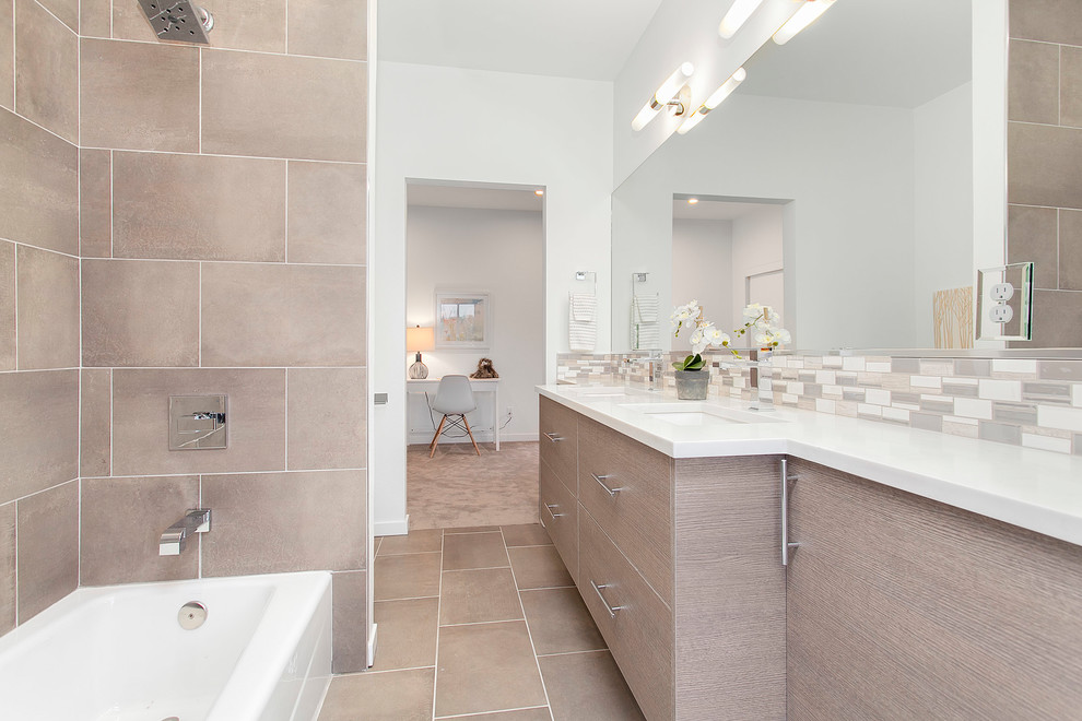 シアトルにある高級な中くらいなコンテンポラリースタイルのおしゃれなバスルーム (浴槽なし) (オープン型シャワー、分離型トイレ、ベージュのタイル、磁器タイル、白い壁、磁器タイルの床、壁付け型シンク) の写真