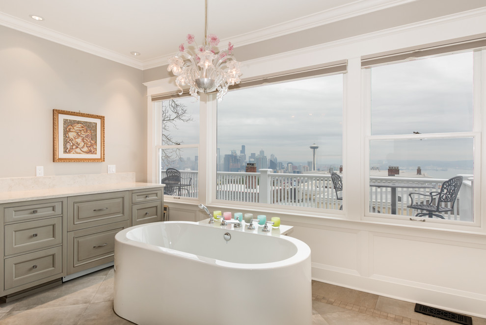 Inspiration för stora klassiska en-suite badrum, med ett fristående badkar, en toalettstol med separat cisternkåpa, beige kakel, beige väggar, ett undermonterad handfat, bänkskiva i kvarts och luckor med profilerade fronter