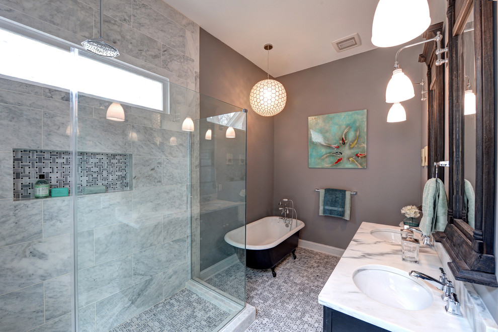 アトランタにある高級な中くらいなトラディショナルスタイルのおしゃれな浴室 (アンダーカウンター洗面器、大理石の洗面台、猫足バスタブ、オープン型シャワー、白いタイル、グレーの壁、大理石の床) の写真