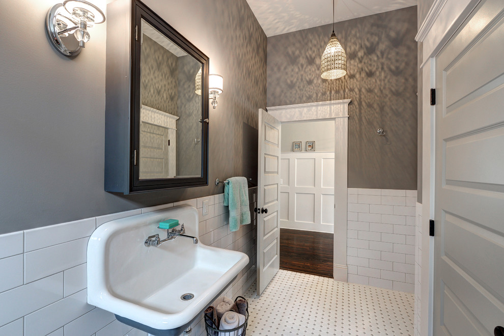 Bild på ett mellanstort vintage badrum, med ett väggmonterat handfat, grå skåp, vit kakel, keramikplattor, grå väggar och klinkergolv i keramik