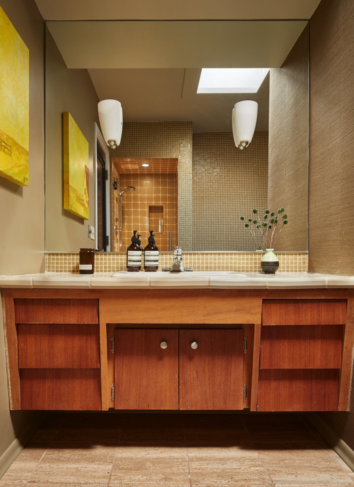 Пример оригинального дизайна: ванная комната в стиле модернизм с черными фасадами, серой плиткой, керамической плиткой и белой столешницей