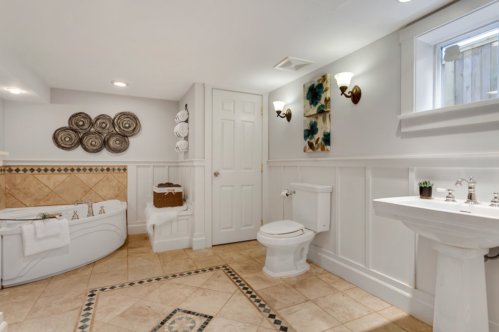 Idées déco pour une grande salle de bain craftsman avec un placard avec porte à panneau encastré, des portes de placard blanches, une baignoire d'angle, un carrelage blanc, un mur blanc, un sol en carrelage de céramique, un sol blanc, une cabine de douche avec un rideau et un plan de toilette blanc.