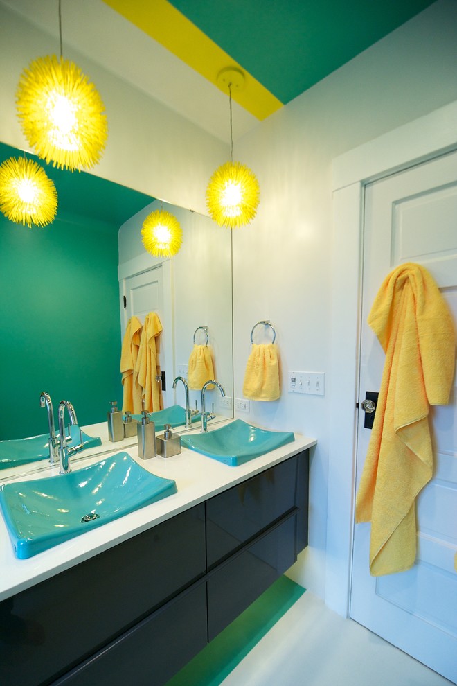 Exempel på ett mellanstort modernt badrum, med ett fristående handfat, släta luckor, svarta skåp, vita väggar, vitt golv och dusch med duschdraperi
