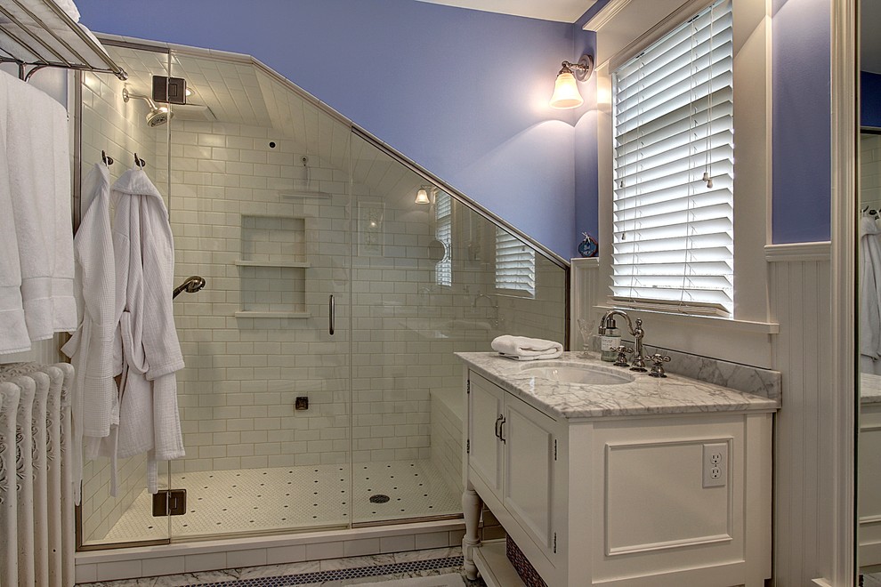 Свежая идея для дизайна: баня и сауна среднего размера в классическом стиле с врезной раковиной, фасадами островного типа, белыми фасадами, мраморной столешницей, раздельным унитазом, белой плиткой, плиткой кабанчик и фиолетовыми стенами - отличное фото интерьера