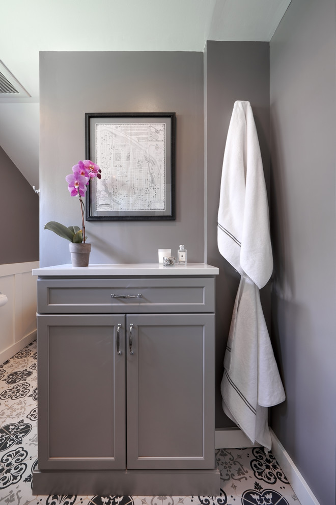 Idéer för vintage en-suite badrum, med skåp i shakerstil, grå skåp och grå väggar