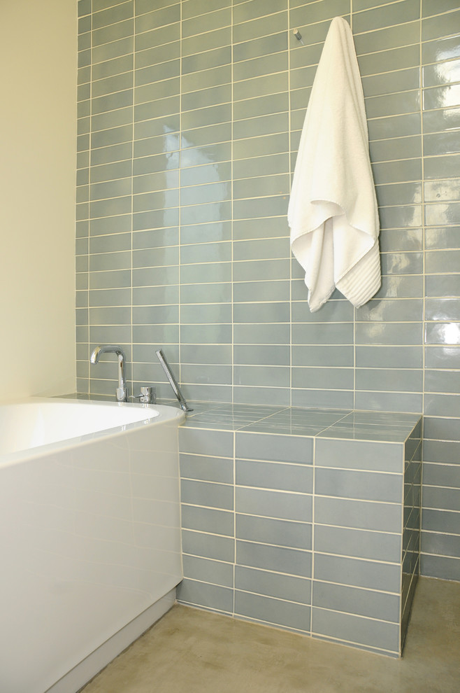 Пример оригинального дизайна: ванная комната в стиле ретро с отдельно стоящей ванной, синей плиткой и керамической плиткой