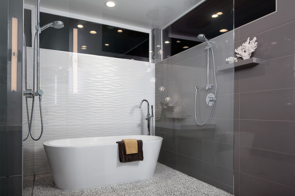 Immagine di una stanza da bagno padronale minimalista con vasca freestanding, vasca/doccia, piastrelle grigie e pareti bianche