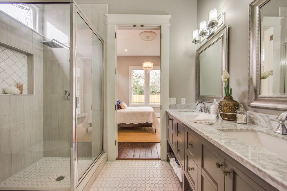 Идея дизайна: маленькая главная ванная комната в стиле неоклассика (современная классика) с фасадами в стиле шейкер, серыми фасадами, угловым душем, раздельным унитазом, серой плиткой, керамической плиткой, серыми стенами, полом из мозаичной плитки, врезной раковиной и мраморной столешницей для на участке и в саду