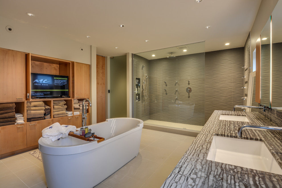 Пример оригинального дизайна: главная ванная комната среднего размера в стиле модернизм с плоскими фасадами, светлыми деревянными фасадами, отдельно стоящей ванной, душем в нише, белыми стенами, полом из керамической плитки и врезной раковиной