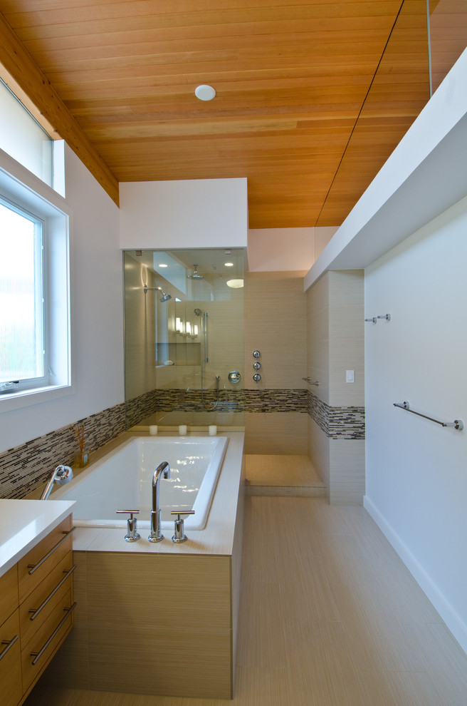 Пример оригинального дизайна: главная ванная комната среднего размера в современном стиле с плоскими фасадами, фасадами цвета дерева среднего тона, накладной ванной, открытым душем, бежевой плиткой, белыми стенами, удлиненной плиткой, светлым паркетным полом, столешницей из искусственного камня и открытым душем