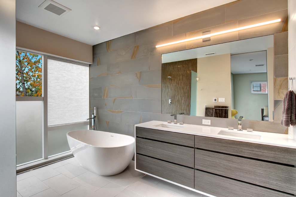 На фото: ванная комната в стиле модернизм с полом из керамической плитки