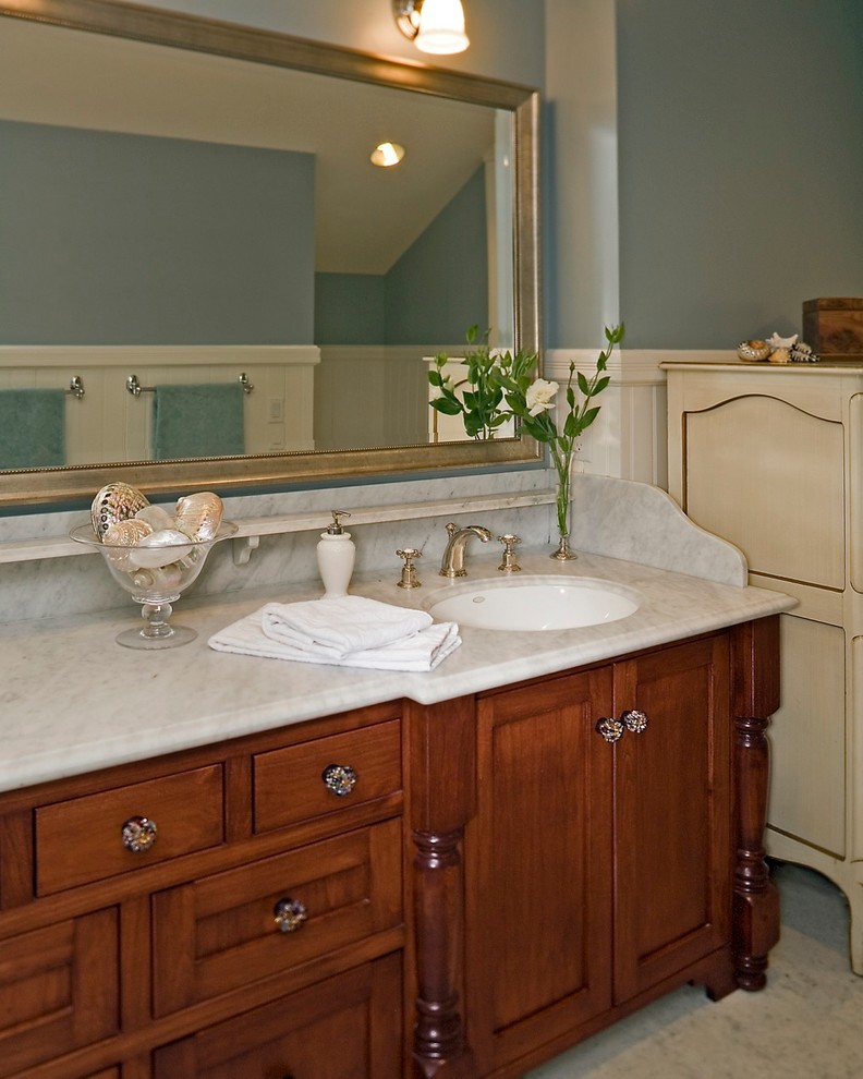 Imagen de cuarto de baño tradicional con lavabo bajoencimera y ducha doble