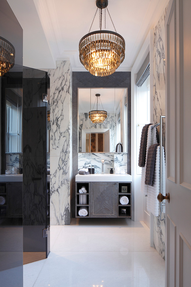 Ispirazione per una stanza da bagno padronale design con lavabo da incasso, ante lisce, ante grigie, pareti grigie e porta doccia a battente