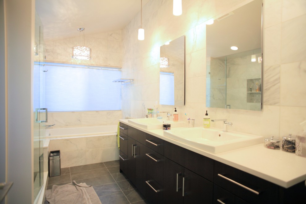Foto på ett mellanstort funkis en-suite badrum, med släta luckor, svarta skåp, ett platsbyggt badkar, en dusch i en alkov, vit kakel, marmorkakel, vita väggar, skiffergolv, ett nedsänkt handfat, bänkskiva i akrylsten, grått golv och dusch med gångjärnsdörr