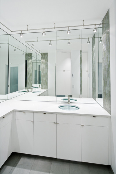 Example of a minimalist bathroom design in Seattle