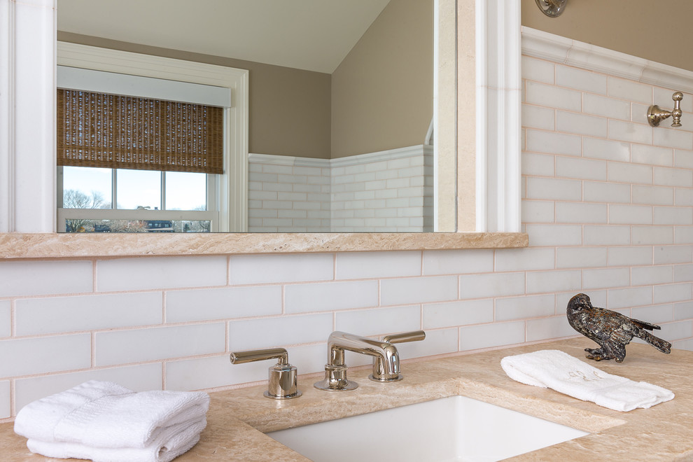 Стильный дизайн: ванная комната в морском стиле с врезной раковиной, белой плиткой, каменной плиткой, бежевыми стенами и душем в нише - последний тренд