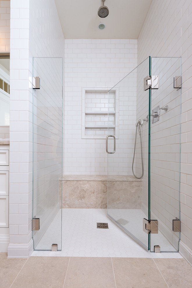 Immagine di una stanza da bagno stile marino con doccia alcova e piastrelle bianche