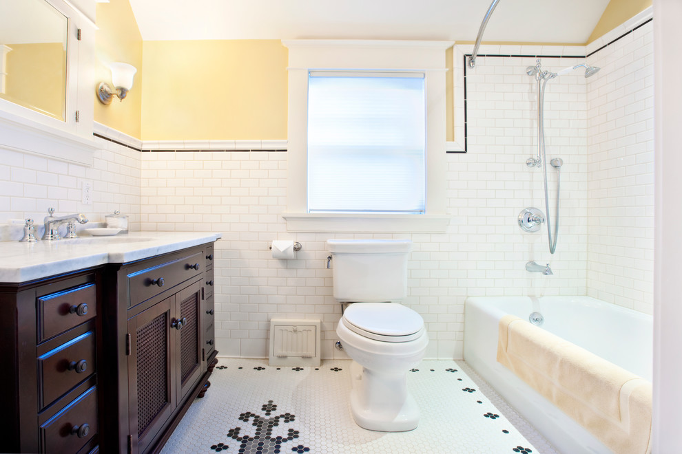 Idee per una stanza da bagno classica con lavabo sottopiano, ante in legno bruno, vasca/doccia, WC a due pezzi, top in marmo, vasca ad alcova, piastrelle bianche, piastrelle in ceramica e ante con riquadro incassato