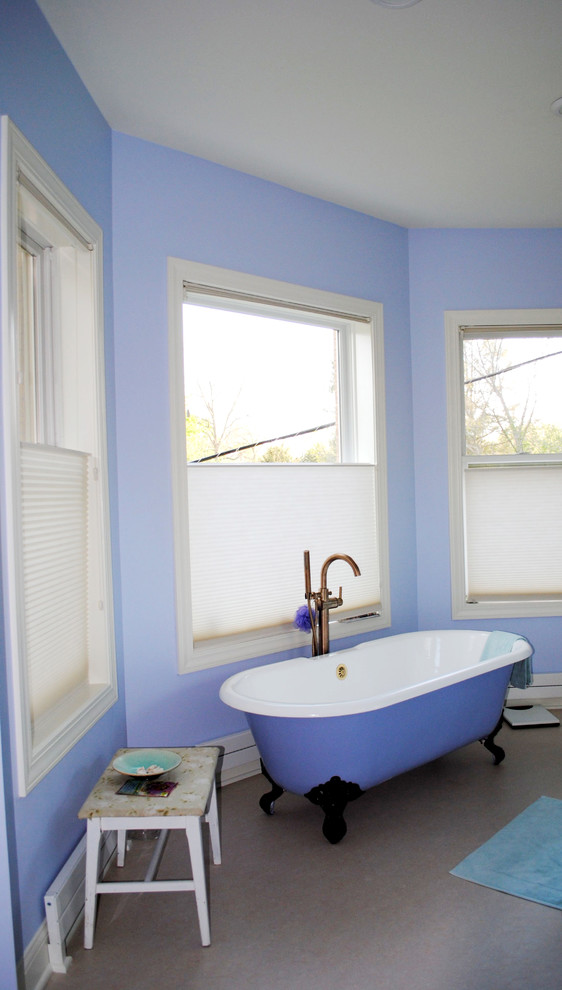 Источник вдохновения для домашнего уюта: огромная главная ванная комната в викторианском стиле с раковиной с пьедесталом, фасадами с выступающей филенкой, белыми фасадами, столешницей из гранита, ванной на ножках, белой плиткой, керамогранитной плиткой, синими стенами, угловым душем, раздельным унитазом, полом из ламината, коричневым полом и душем с распашными дверями