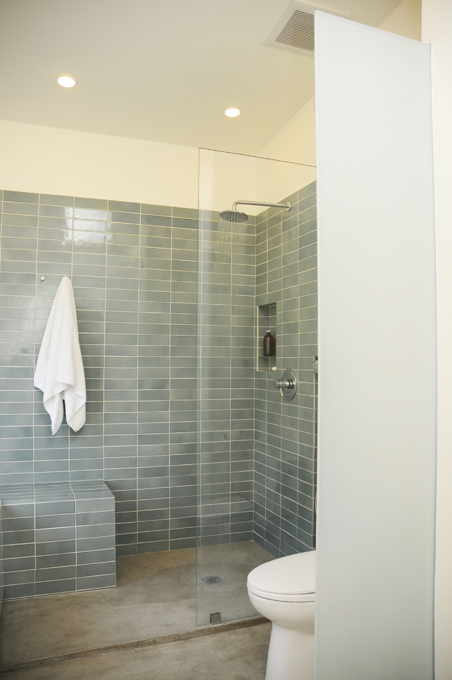 Пример оригинального дизайна: ванная комната в стиле ретро с угловым душем, синей плиткой и керамической плиткой