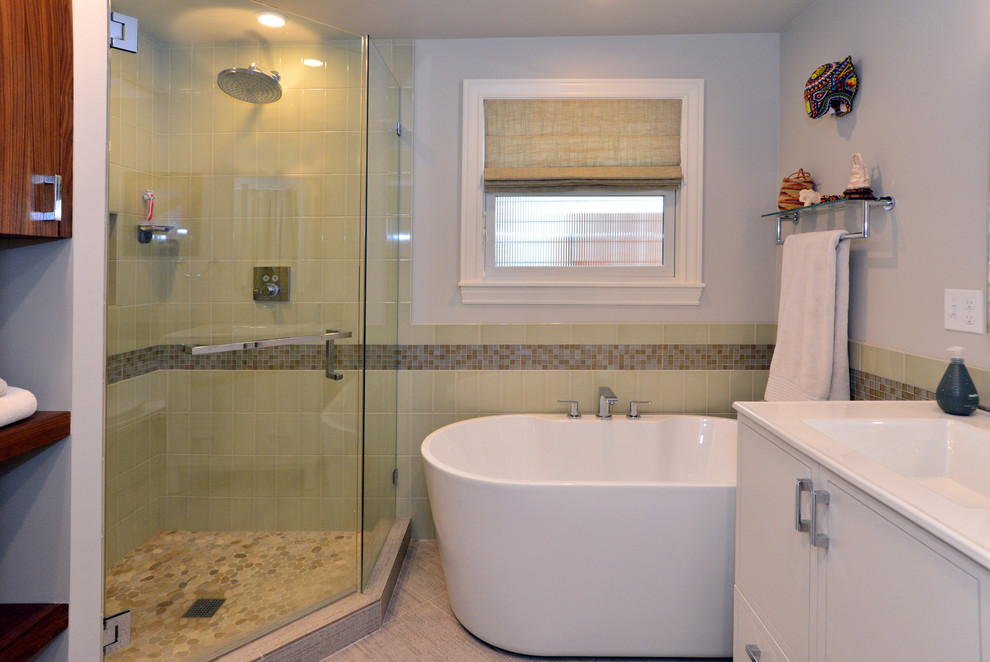 Exemple d'une salle de bain principale rétro de taille moyenne avec un placard en trompe-l'oeil, des portes de placard blanches, une baignoire indépendante, une douche d'angle, WC à poser, un carrelage beige, des carreaux de céramique, un mur beige, un sol en carrelage de porcelaine, un plan vasque, un plan de toilette en quartz modifié, un sol gris, une cabine de douche à porte battante et un plan de toilette blanc.