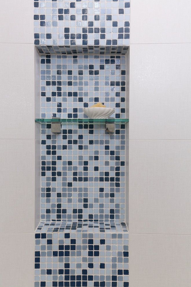 Idéer för mellanstora vintage badrum för barn, med skåp i shakerstil, vita skåp, ett badkar i en alkov, en dusch/badkar-kombination, en toalettstol med separat cisternkåpa, blå kakel, glaskakel, vita väggar, klinkergolv i keramik, ett undermonterad handfat och bänkskiva i återvunnet glas