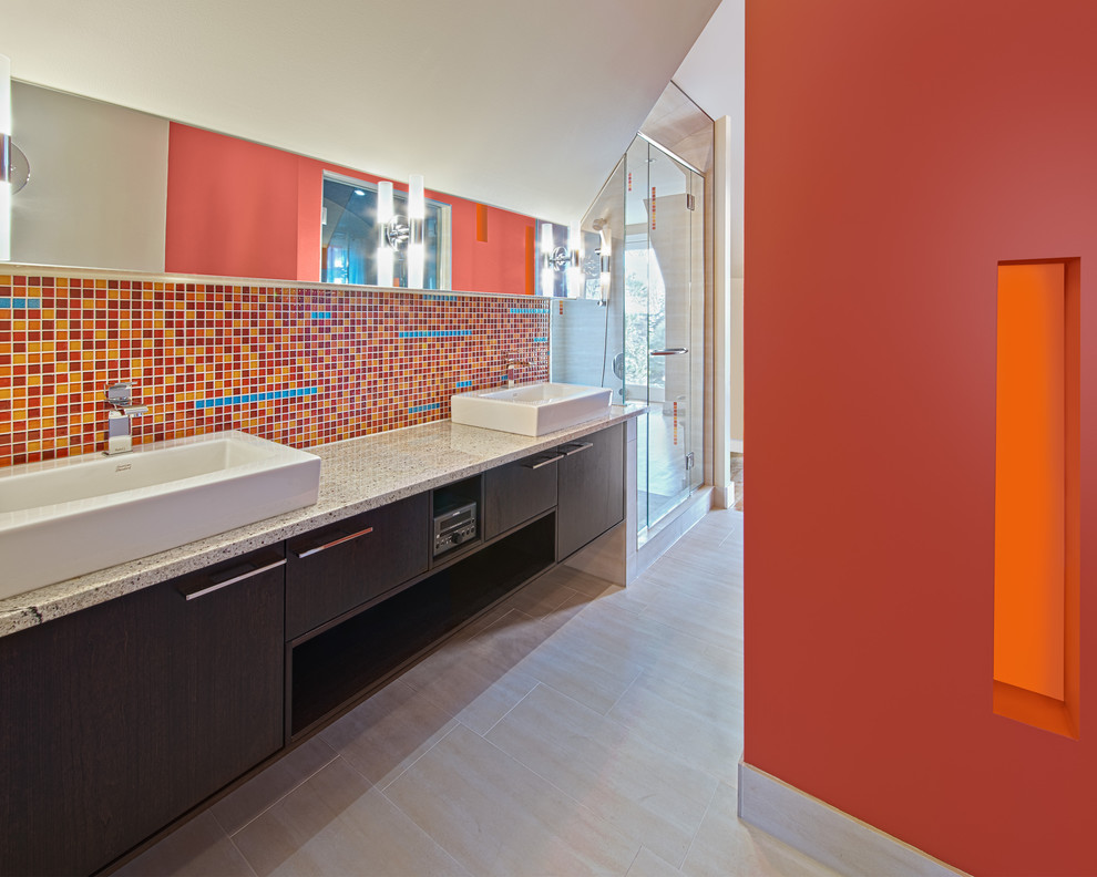 Стильный дизайн: ванная комната в современном стиле с красной плиткой и оранжевыми стенами - последний тренд
