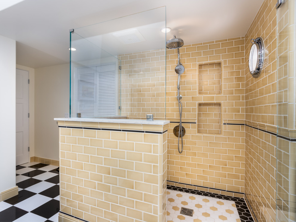 Идея дизайна: главная ванная комната среднего размера в классическом стиле с фасадами в стиле шейкер, белыми фасадами, отдельно стоящей ванной, душем в нише, бежевой плиткой, плиткой кабанчик, разноцветными стенами, полом из керамической плитки, врезной раковиной, столешницей из искусственного кварца, разноцветным полом, душем с распашными дверями, серой столешницей, сиденьем для душа, тумбой под две раковины, встроенной тумбой и сводчатым потолком