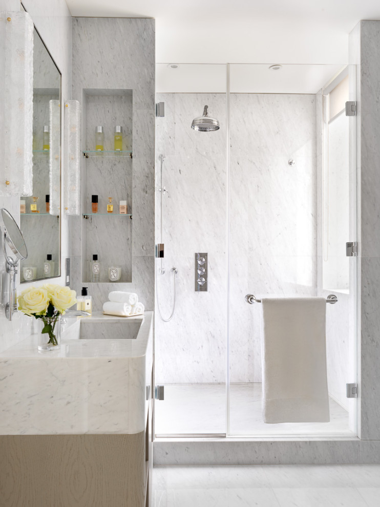 Modelo de cuarto de baño único tradicional renovado con ducha empotrada, baldosas y/o azulejos blancos, losas de piedra, lavabo integrado, suelo blanco, ducha con puerta con bisagras y encimeras blancas