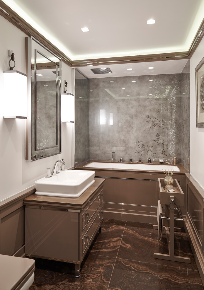 На фото: маленькая главная ванная комната в современном стиле с настольной раковиной, душем над ванной, белыми стенами, мраморным полом, коричневыми фасадами, полновстраиваемой ванной и плоскими фасадами для на участке и в саду