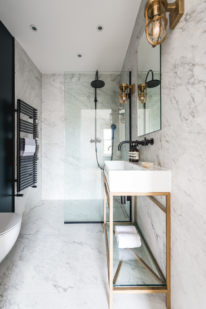 Idéer för att renovera ett litet funkis badrum med dusch, med släta luckor, blå skåp, en öppen dusch, en toalettstol med hel cisternkåpa, svart och vit kakel, marmorkakel, grå väggar, marmorgolv, ett konsol handfat, grått golv och med dusch som är öppen