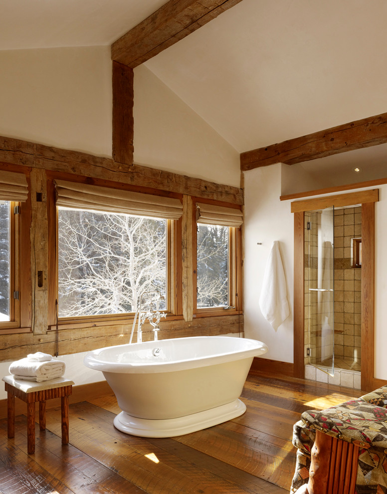 Источник вдохновения для домашнего уюта: ванная комната в стиле рустика с отдельно стоящей ванной