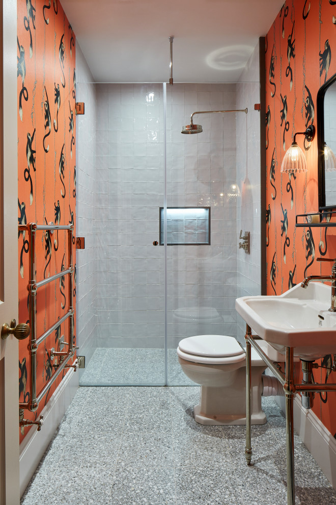 На фото: ванная комната среднего размера в современном стиле с душем без бортиков, раздельным унитазом, белой плиткой, разноцветными стенами, полом из терраццо, душевой кабиной, консольной раковиной, серым полом, открытым душем, нишей, тумбой под одну раковину, напольной тумбой и обоями на стенах