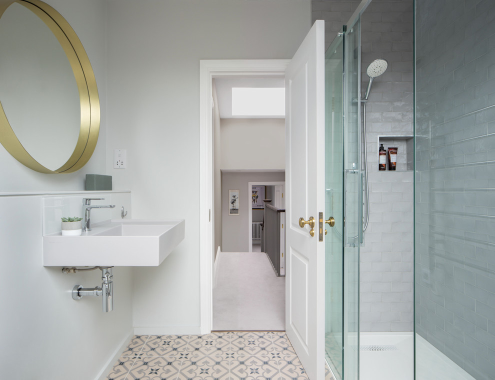 Ispirazione per una stanza da bagno design con piastrelle in gres porcellanato e pavimento in gres porcellanato